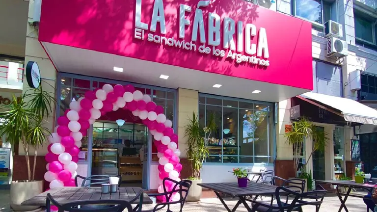 Cuánto cuesta una franquicia de La Fábrica, la mayor cadena de sándwiches de miga
