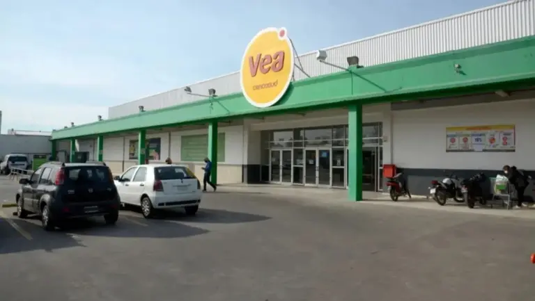 En la puja para quedarse con Carrefour, Cencosud cierra sucursales de una de sus cadenas