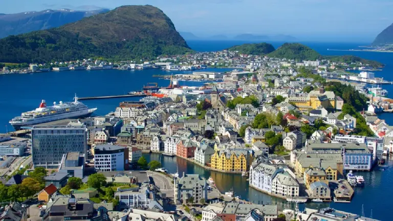 El país europeo que ofrece empleos para hispanohablantes con salarios de hasta 5400 euros al mes