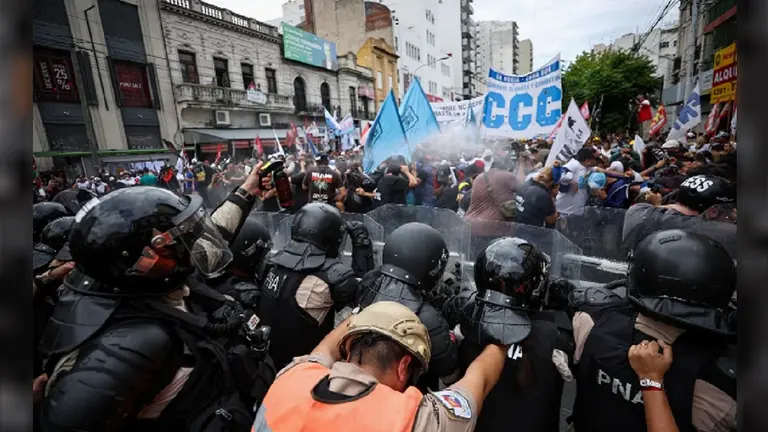 VIDEOS | Tensión en puentes Pueyrredón y Saavedra: incidentes entre piqueteros y la Policía