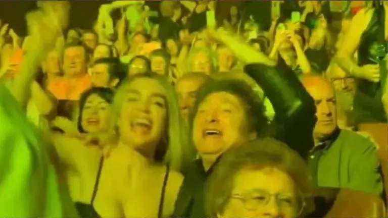 VIDEO | Javier Milei y Fátima Florez fueron al teatro y cantaron canciones de Sandro