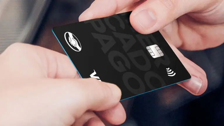 No la pedís, pero igual te la dan: Mercado Pago juega fuerte contra bancos con su tarjeta física