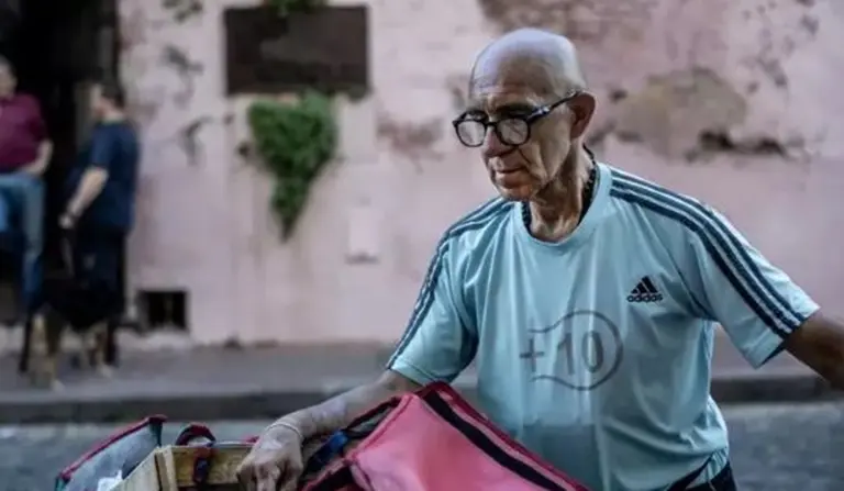 VIDEO | Apareció el tío de Milei y pide ayuda a Karina porque lo están por desalojar