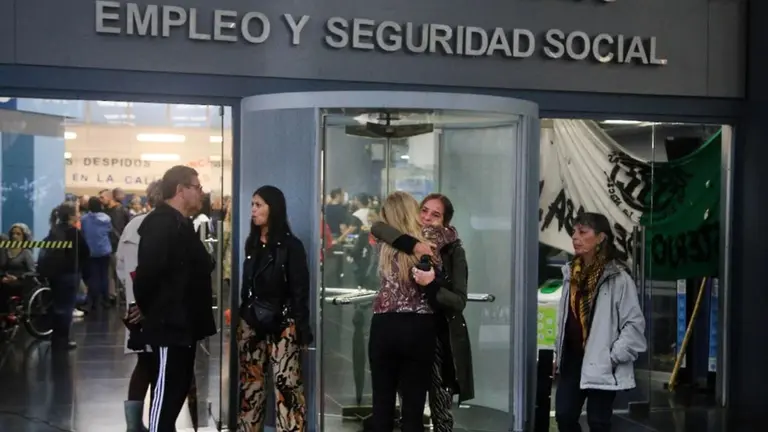 Tensión en edificios públicos por los despidos: ATE pidió a la CGT por un nuevo paro nacional