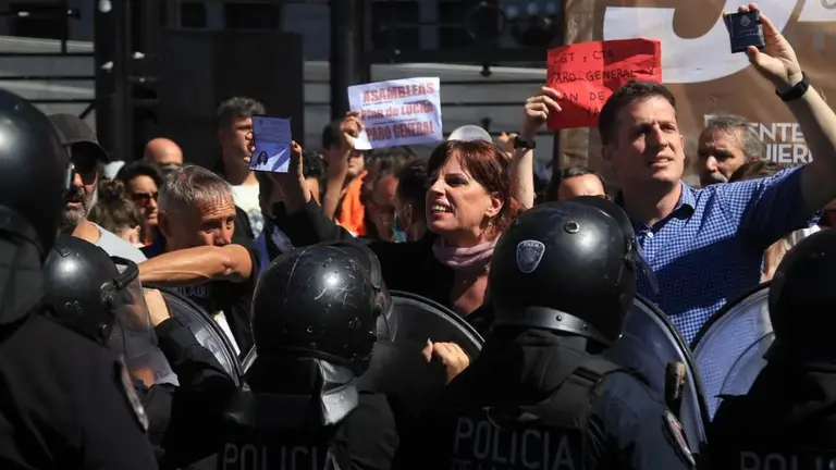 CTERA califica de "estafa" el aumento a los docentes y se suma al paro con la CGT