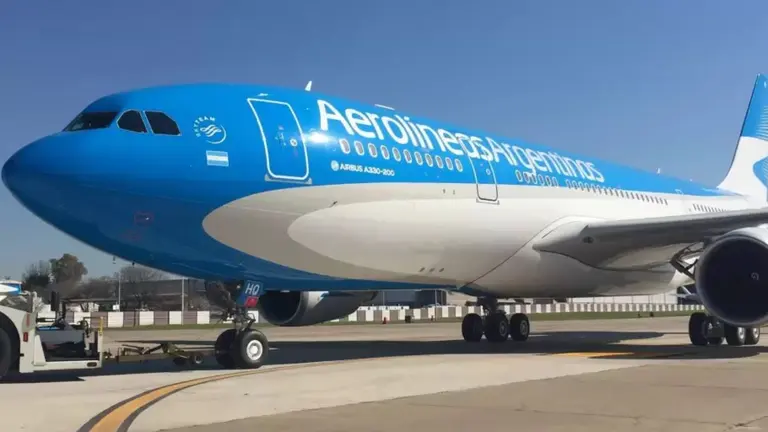 Aerolíneas Argentinas: las condiciones laborales que Milei quiere imponer a pilotos y tripulaciones