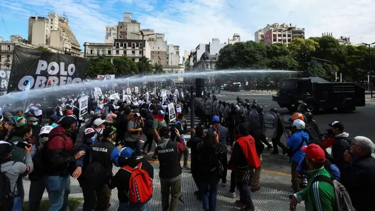 VIDEO | Una marcha de movimientos sociales terminó con incidentes y 11 detenidos