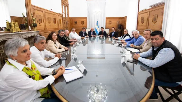 Cumbre: CGT presiona por la homologación de paritarias y el Gobierno promete reforma laboral "razonable"