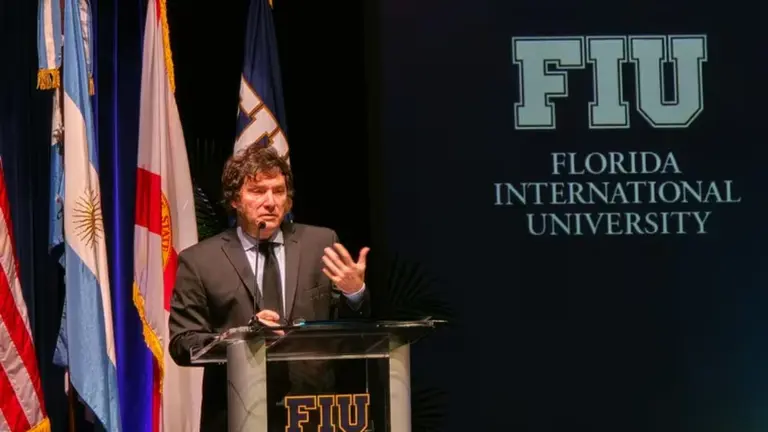 Milei se definió como un "cisne negro" que llegó a la presidencia por una "triple carambola"