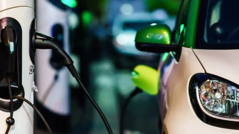 Cómo Argentina puede sumarse a la revolución de la movilidad eléctrica y seguir el ejemplo de sus vecinos