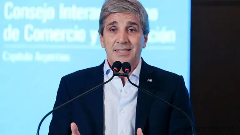 Caputo se refirió al cepo y al valor del dólar: "Olvídense de un tipo de cambio real alto"