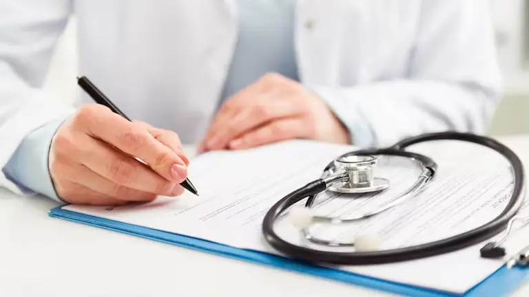 Luis Caputo anunció que el Gobierno multará a las prepagas que no retrotraigan los aumentos