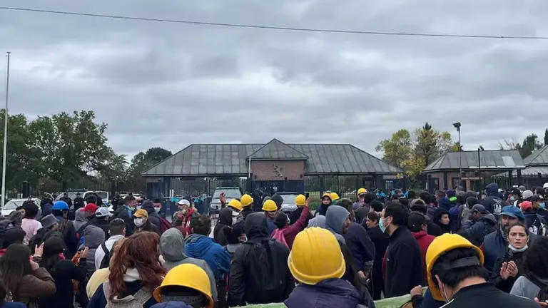 Cientos de manifestantes protestaron frente al country donde vive Luis Caputo: qué reclamaban