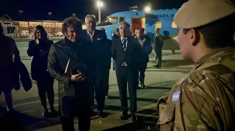 Milei está en Bariloche: fuerte expectativa por su discurso en el Foro Llao Llao y la amenaza de ATE