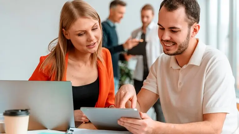 jóvenes profesionales trabajando