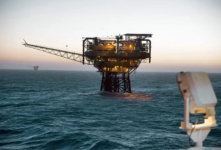 Una petrolera estatal y un "peso pesado" del agronegocio armaron valijas y se van del país