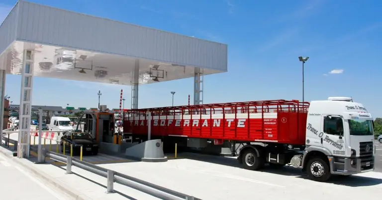 Instalan el nuevo sistema de pesaje dinámico en autopista: cómo funciona y qué cambia