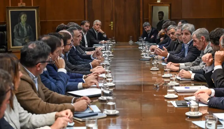 El ministro Caputo se reunió con empresas de energía y gas para resolver una deuda millonaria