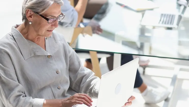 Un cambio en la ley Bases impediría a las mujeres jubilarse antes de los 65 años