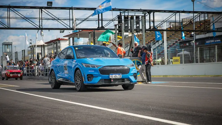 Las 24 hs de Buenos Aires en un auto eléctrico: entre clásicos de todos los tiempos y el Mustang Mach E