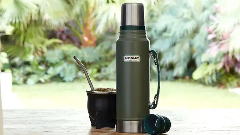 Cuánto cuesta el termo Stanley en EE.UU.: ¿conviene comprarlo y pagar el envío?