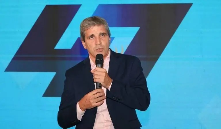 Caputo adelantó que Argentina volvió a tener superávit financiero en abril