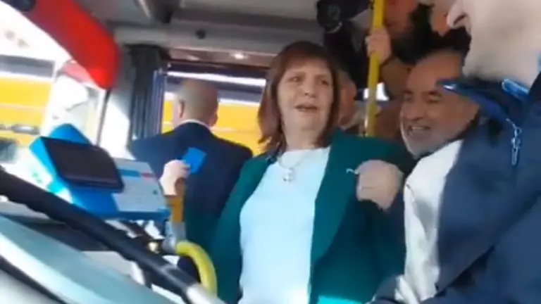VIDEO | El momento incómodo que vivió Bullrich cuando subió a un colectivo que no adhirió al paro