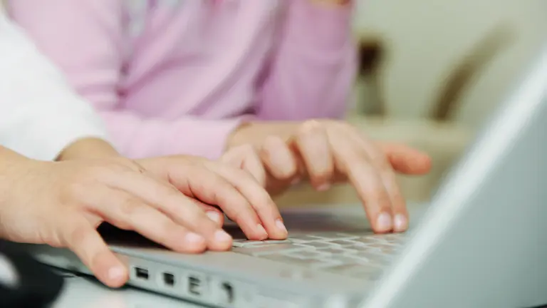 Bancos, Mercado Pago y billeteras, en la mira: piden ley para frenar un drama que crece entre jóvenes