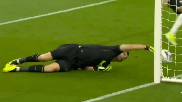 VIDEO | El insólito blooper del "Dibu" Martínez que terminó con un gol en contra