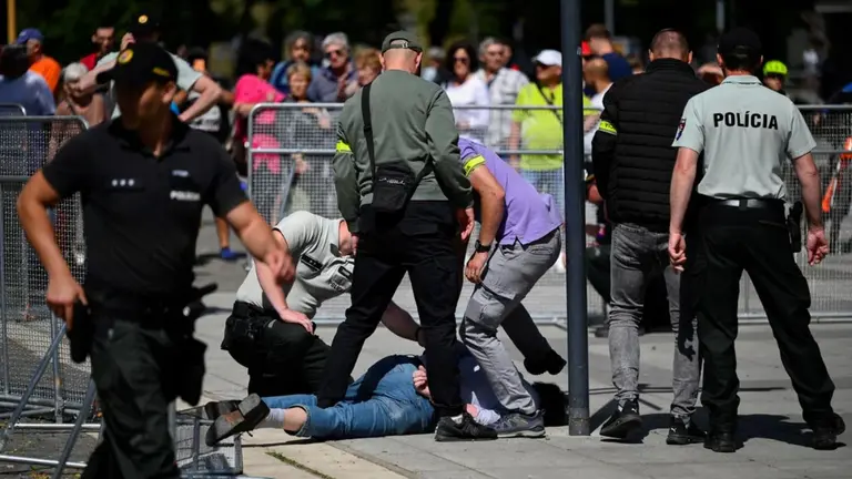 VIDEO | Atentado contra el primer ministro de Eslovaquia: le dispararon y afirman que su vida corre peligro