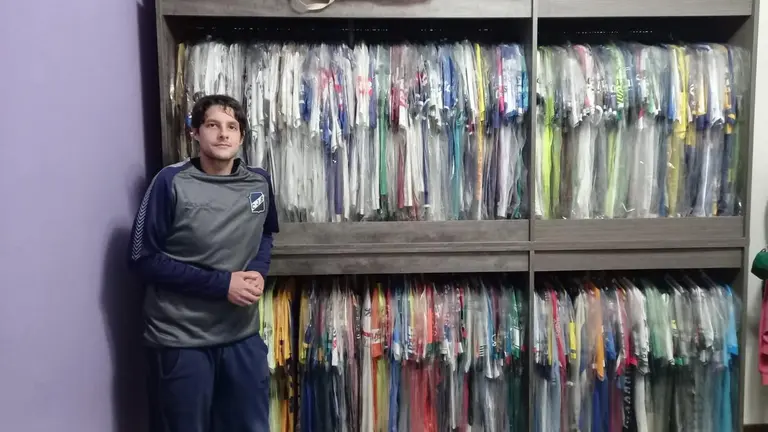 Facundo Lucentini, coleccionista de camisetas de fútbol