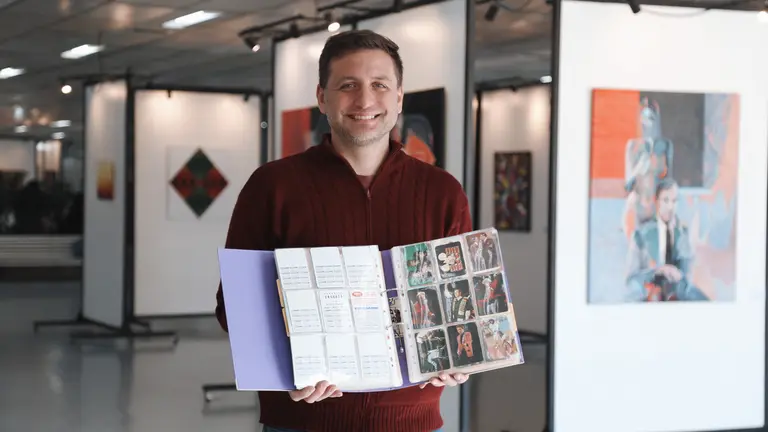 Emiliano Suárez, coleccionista de almanaques de bolsillo