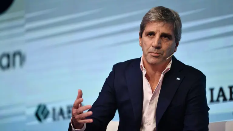 Entre cambios de funcionarios y rumores de reestructuración, Caputo redobla la apuesta