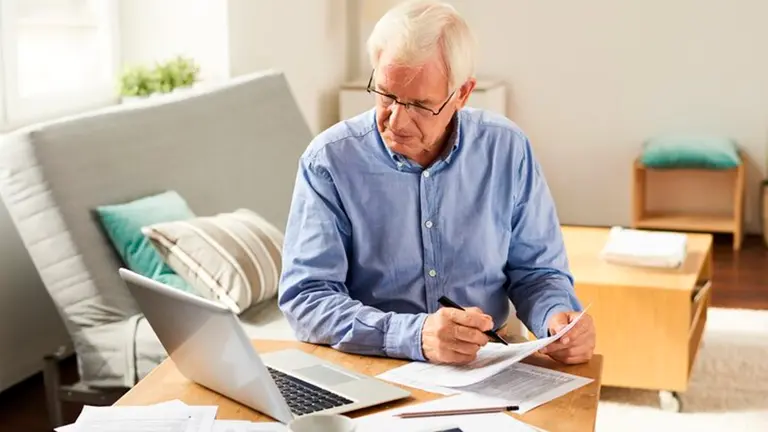 Sorpresa para jubilados: todavía no aparece el recibo de haberes en la página de ANSES