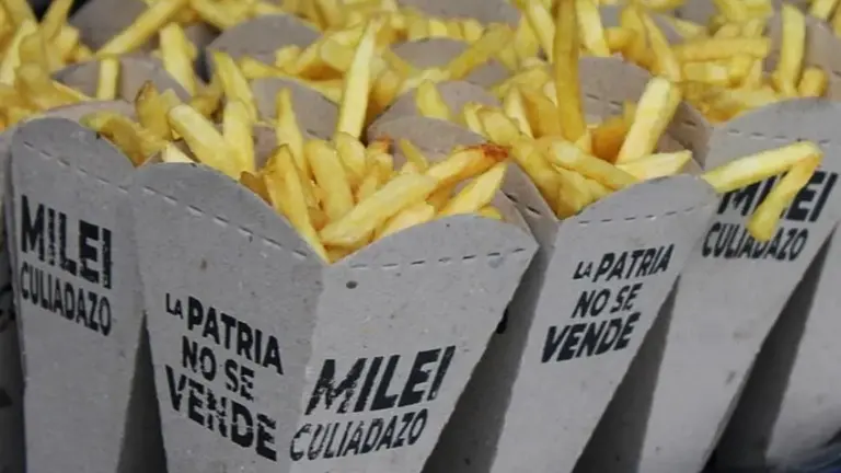 "Papafritazo": la curiosa manifestación contra Milei en Córdoba antes del 25 de Mayo