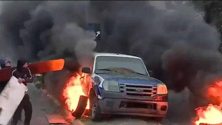 Tras el crimen de un delivery, repartidores reclamaron justicia e incendiaron un patrullero