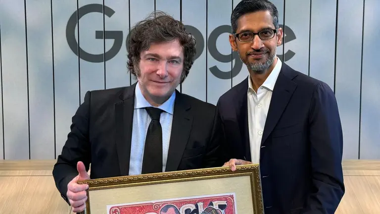 Milei dio una charla en Stanford, donde elogió el ajuste de Caputo, y se reunió con el CEO de Google