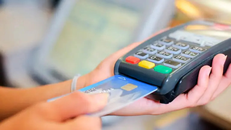 AFIP controla tus gastos con tarjeta: a partir de cuánta plata el banco informa en septiembre