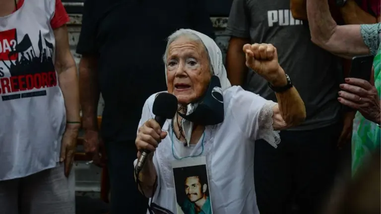 Falleció Nora Cortiñas, una de las fundadoras y emblema de las Madres de Plaza de Mayo