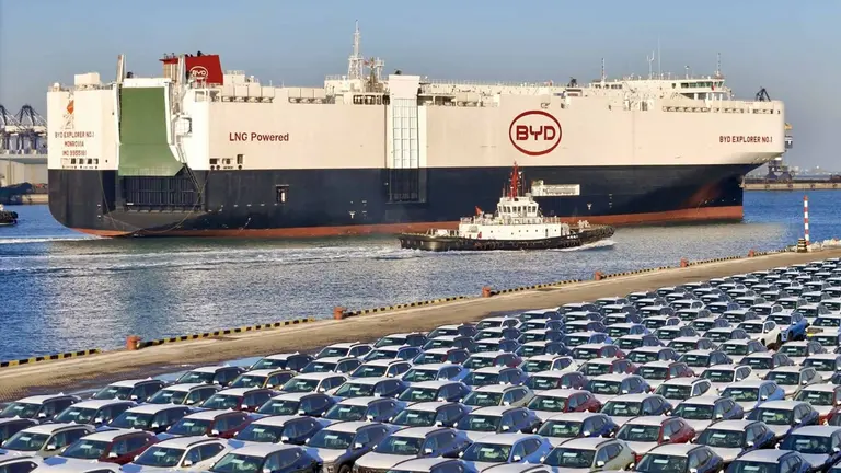 La competencia se intensifica: BYD supera a Tesla y lanza un auto que se carga en 5 minutos