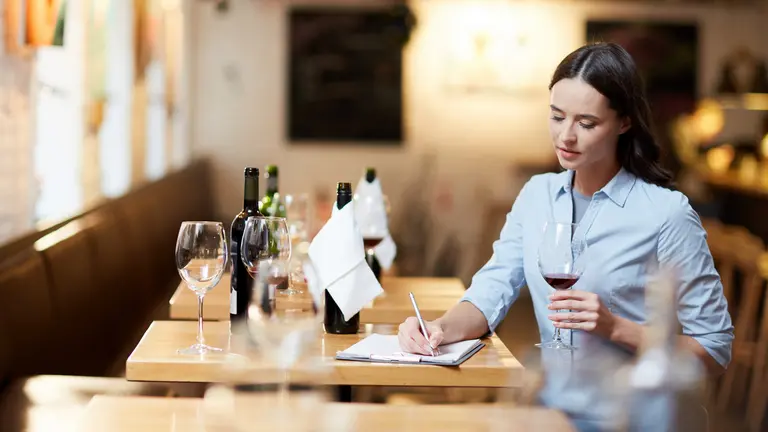 ¿Te interesa ser un experto en vinos?: las claves de la profesión de sommelier