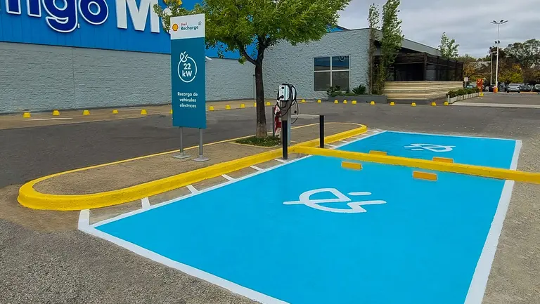 Shell instaló cargadores para autos eléctricos fuera de las estaciones de servicio