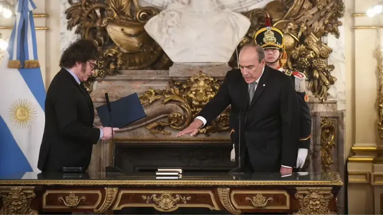 Milei le tomó juramento a Francos y volvió a mostrar su apoyo a Pettovello