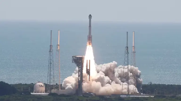 Las impactantes imágenes del lanzamiento al espacio de la cápsula tripulada Starliner de Boeing