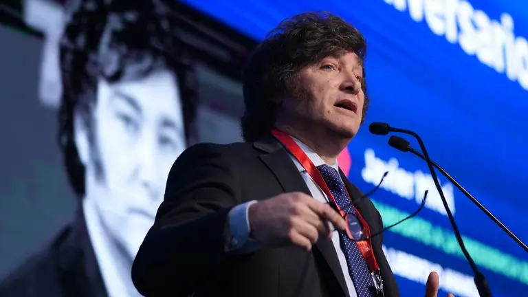 El Gobierno asegura que mejoró los salarios y pide apoyos para la Ley Bases