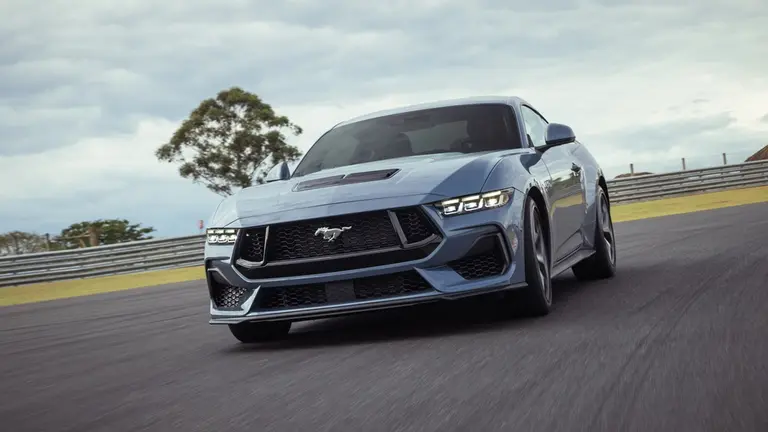 El Ford Mustang llega a la Argentina y lo probamos en Brasil: ¿cómo anda en la pista y para el día a día?