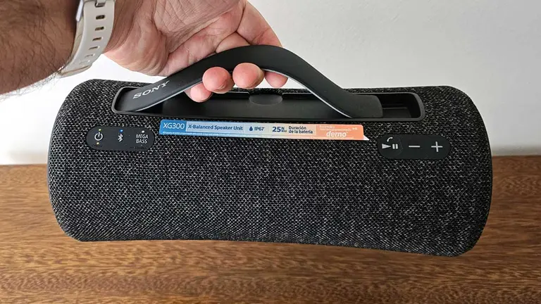 Sony XG300: un parlante inalámbrico portátil para los amantes de los bajos que pasan mucho tiempo al aire libre