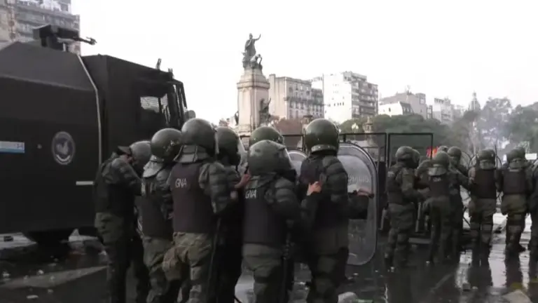 El Gobierno felicitó a las fuerzas de seguridad por reprimir a terroristas que intentaron "un golpe de Estado"