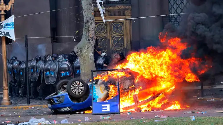 Galería de imágenes: incidentes fuera del Congreso, mientras el Senado debatía la Ley Bases