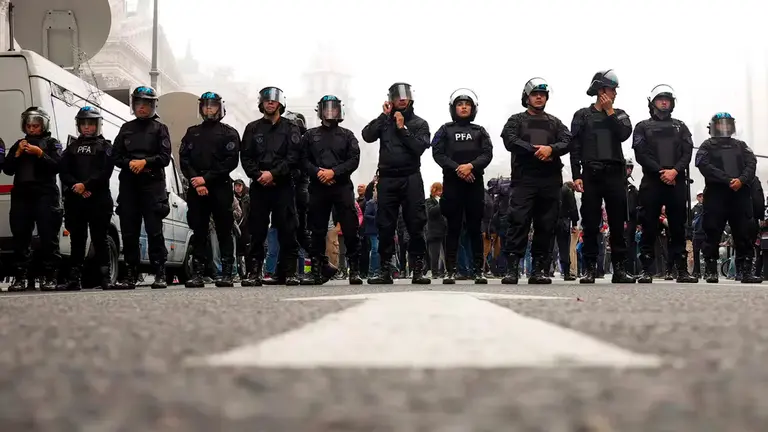 Reforma policial de Milei inspirada en el FBI: vigilancia en redes y detenciones sin autorización judicial